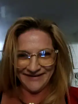 Goldenndoll online show from November 2, 2025, 4:20 pm