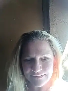 Goldenndoll online show from November 13, 2025, 4:28 pm