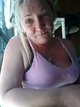 Goldenndoll online show from November 15, 2025, 7:32 pm