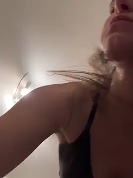 SophiiaStarr online show from December 1, 2025, 6:35 pm