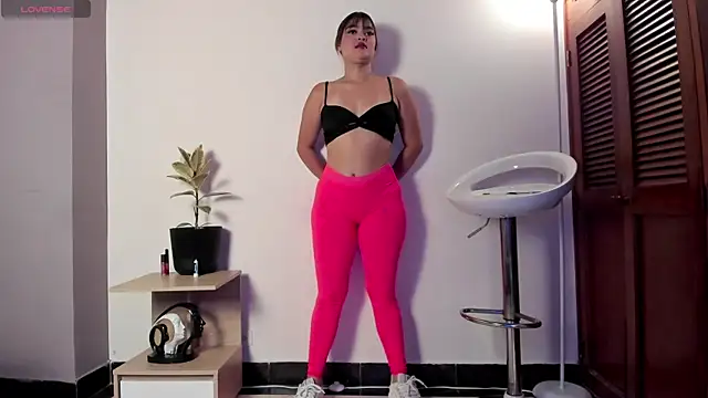 Maxinnevance online show from September 30, 2025, 12:21 pm