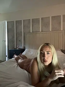 Snapshot of emilyhugesxo chatting on September 16, 2025, 3:35 pm emilyhugesxo online show from September 16, 2025, 3:35 pm