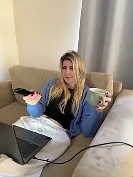 DesireDaisy online show from September 22, 2025, 9:00 am