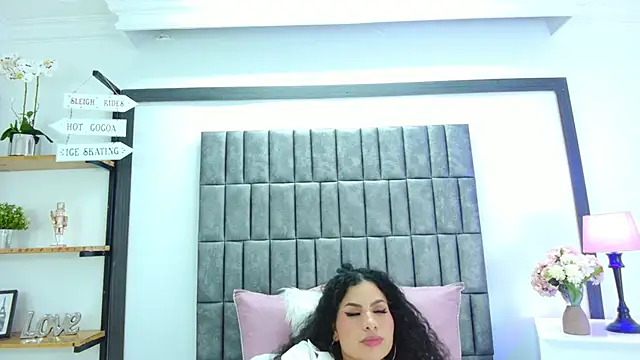 Skyler Fox  online show from January 14, 2026, 8:25 pm