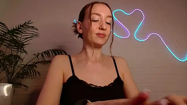 WhitePrincessLuna online show from April 19, 2026, 4:06 pm