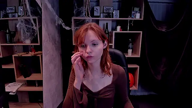 AlisHanson online show from November 4, 2025, 3:00 pm