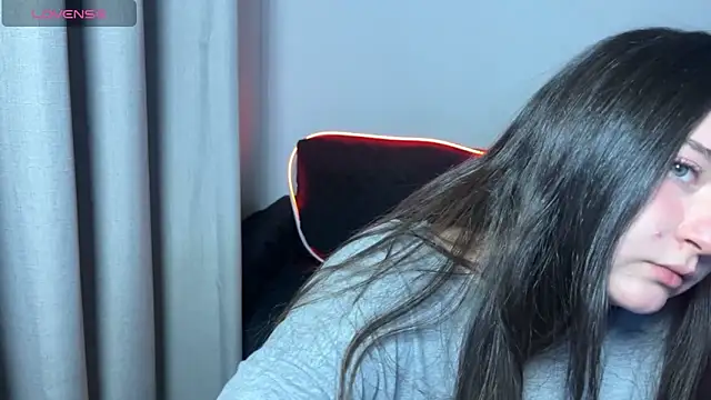 valentinauwu online show from October 19, 2025, 1:28 am