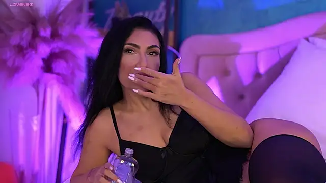 Bella Jonnes online show from December 20, 2025, 8:27 pm