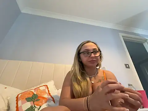 petitelucyXoxx online show from May 18, 2026, 6:03 pm