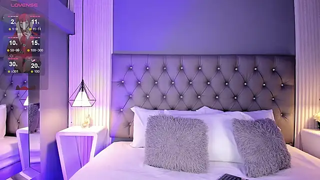 LunaBloomn online show from December 15, 2025, 5:06 pm