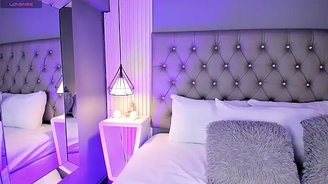 LunaBloomn online show from February 13, 2026, 5:09 pm