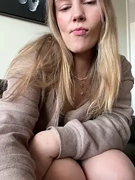 Snapshot of AllesandraLove chatting on February 1, 2026, 7:56 pm AllesandraLove online show from February 1, 2026, 7:56 pm