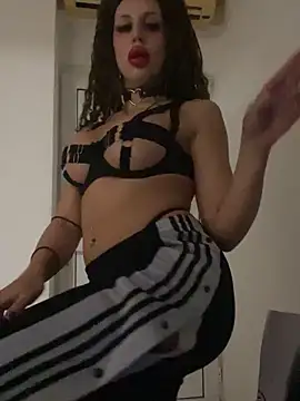 Snapshot of Miss_Toxic chatting on October 6, 2025, 11:35 pm Miss Toxic online show from October 6, 2025, 11:35 pm
