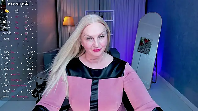 Nina Devillle online show from November 25, 2025, 4:07 pm