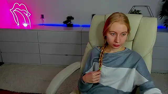 Snapshot of Alina_Blonde chatting on September 26, 2025, 5:33 am Alina Blonde online show from September 26, 2025, 5:33 am