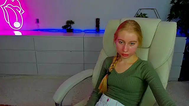 Snapshot of Alina_Blonde chatting on October 1, 2025, 12:11 pm Alina Blonde online show from October 1, 2025, 12:11 pm
