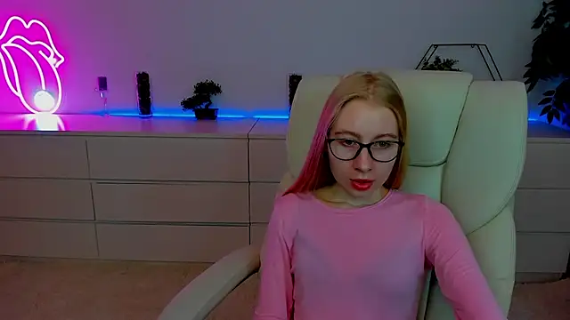 Snapshot of Alina_Blonde chatting on October 7, 2025, 5:37 am Alina Blonde online show from October 7, 2025, 5:37 am