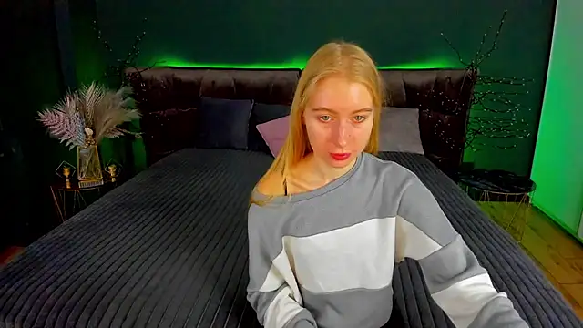 Snapshot of Alina_Blonde chatting on October 9, 2025, 5:38 am Alina Blonde online show from October 9, 2025, 5:38 am
