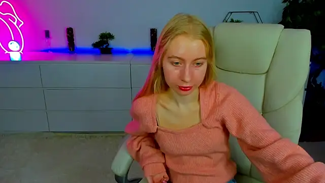Snapshot of Alina_Blonde chatting on October 12, 2025, 5:39 am Alina Blonde online show from October 12, 2025, 5:39 am