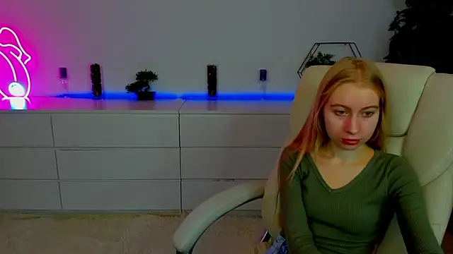 Snapshot of Alina_Blonde chatting on October 15, 2025, 5:40 am Alina Blonde online show from October 15, 2025, 5:40 am
