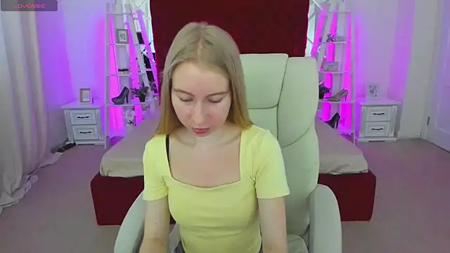 Snapshot of Alina_Blonde chatting on June 2, 2026, 5:53 am Alina Blonde online show from June 2, 2026, 5:53 am