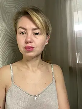 MartaLuna  online show from November 3, 2025, 7:09 am