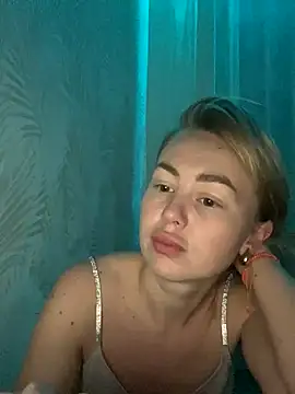 MartaLuna  online show from November 3, 2025, 7:15 pm