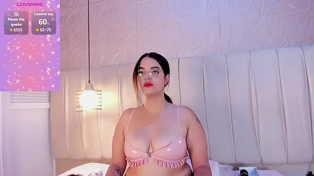 hannahst  online show from November 7, 2025, 8:09 pm