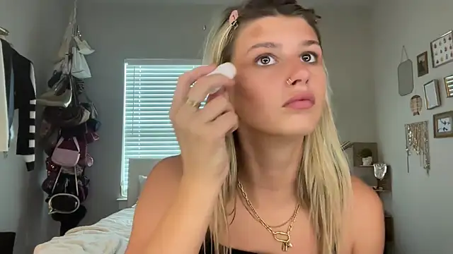 Snapshot of AnnGrayson chatting on September 25, 2025, 6:22 pm AnnGrayson online show from September 25, 2025, 6:22 pm