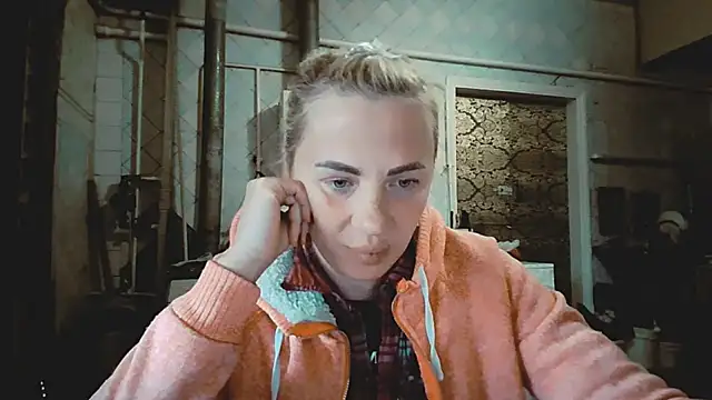 EmmaCat  online show from April 29, 2026, 12:20 pm