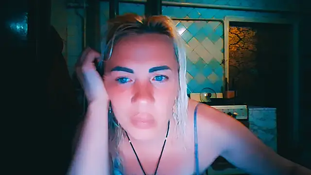 EmmaCat  online show from June 10, 2026, 7:02 pm