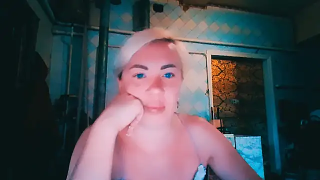 EmmaCat  online show from June 12, 2026, 4:44 am