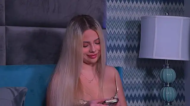 YssabelFox online show from December 2, 2025, 2:45 pm