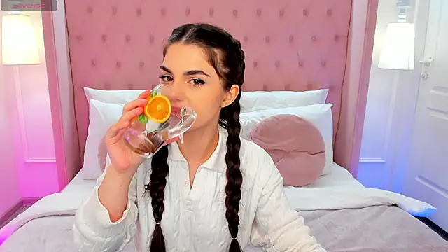 Snapshot of HelenTiny chatting on November 7, 2025, 1:22 pm HelenTiny online show from November 7, 2025, 1:22 pm