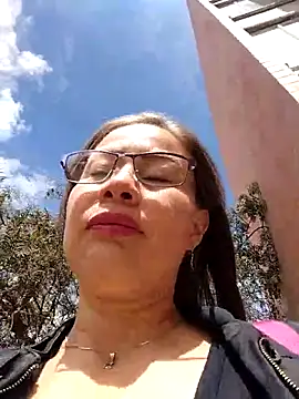 LaraCaliente online show from April 8, 2026, 2:39 pm