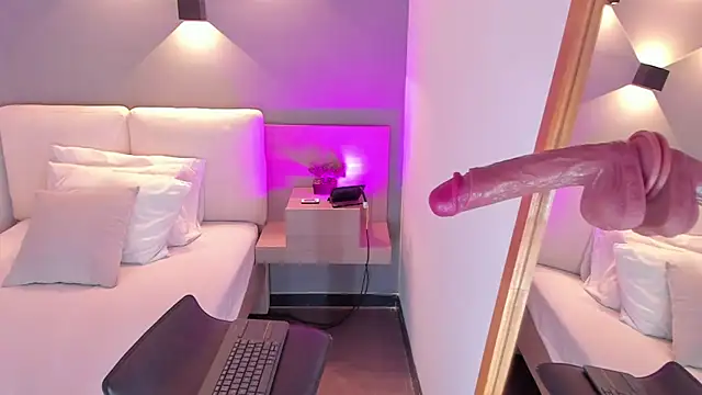 selena monroy online show from April 11, 2026, 5:01 am