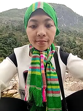 -Miu-98 online show from December 17, 2025, 2:39 am