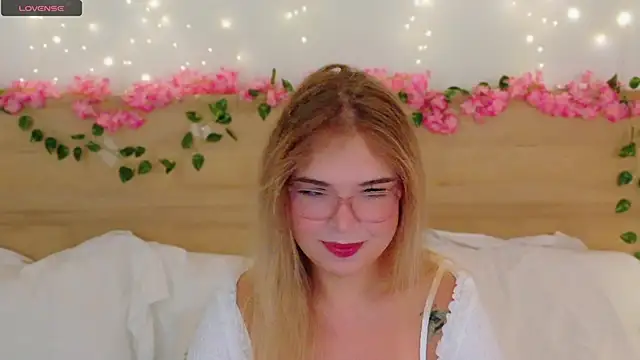 Lilith Bonheur online show from December 4, 2025, 9:23 pm