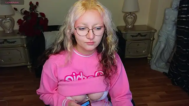 JuicyLullu online show from September 22, 2025, 4:14 am