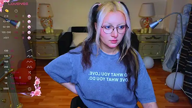 JuicyLullu online show from November 7, 2025, 11:54 am