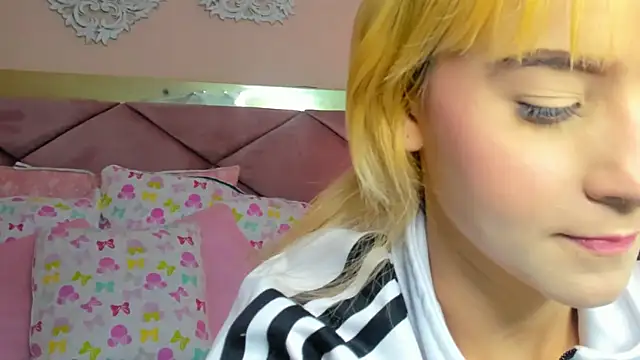 ChloeLaurentt online show from February 4, 2026, 2:01 pm