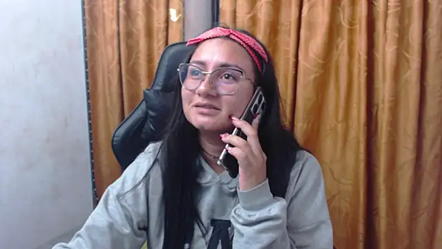 Luna021 1 online show from December 5, 2025, 9:00 pm