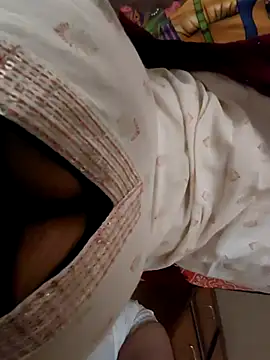 Snapshot of BellaxTrans chatting on October 31, 2025, 9:10 am BellaxTrans online show from October 31, 2025, 9:10 am