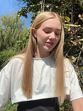 MilaMoone online show from September 25, 2025, 10:30 am