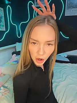 MilaMoone online show from February 18, 2026, 1:07 pm