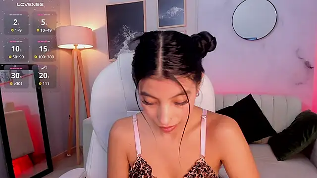 Tiffany Low online show from February 2, 2026, 1:32 pm