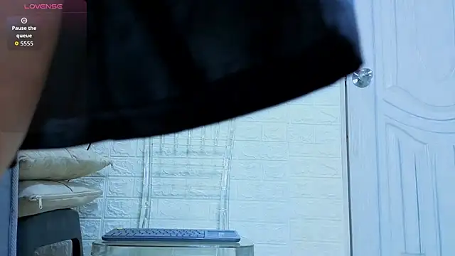 sofiagutierrez   online show from December 15, 2025, 1:15 pm