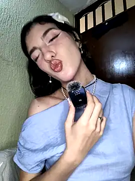 Emily-hottson online show from October 17, 2025, 4:59 am