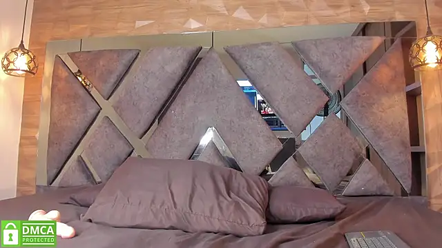 Scarlet  Jones  online show from November 19, 2025, 10:10 pm