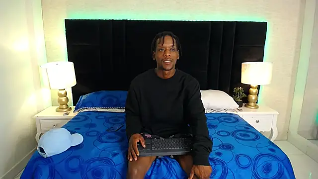 SkylerBigxxx online show from May 19, 2026, 4:08 am